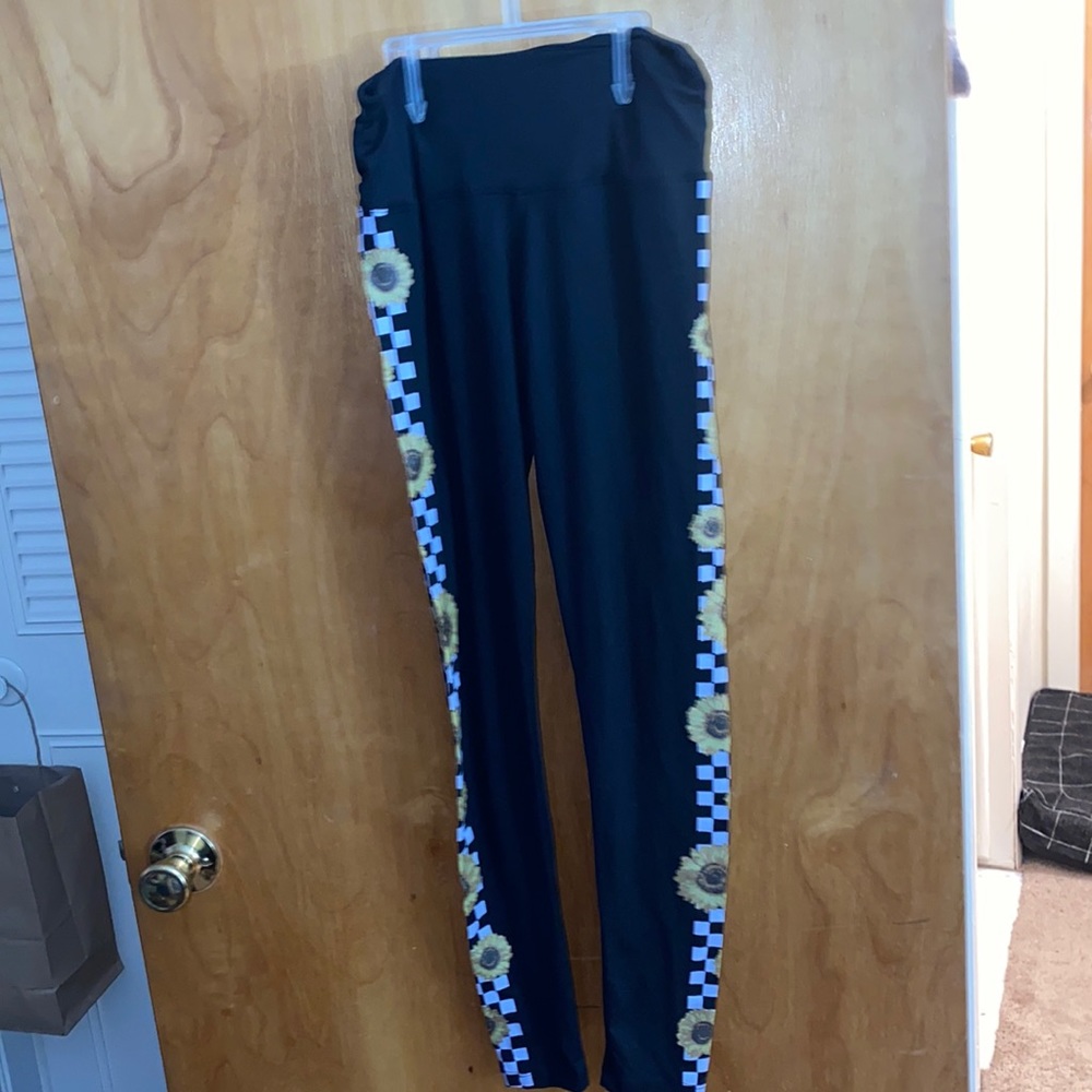 Rue 21 sunflower white and black checkered leggings